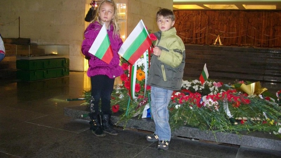 Деца от ОДЗ „Снежанка“ отбелязаха националния празник в Пантеона на възрожденците