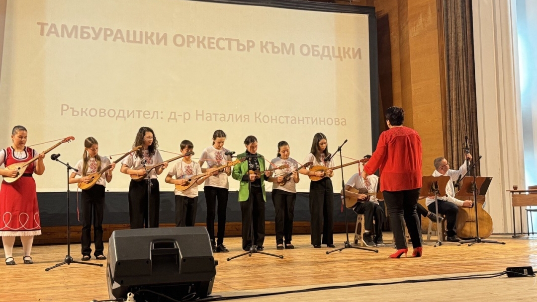 СУ „Христо Ботев“ отбеляза патронния си празник с концерт-спектакъла „Духът на българина“