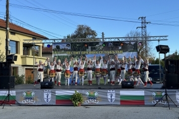Жителите на село Бъзън отпразнуваха традиционния си празник с музика и настроение