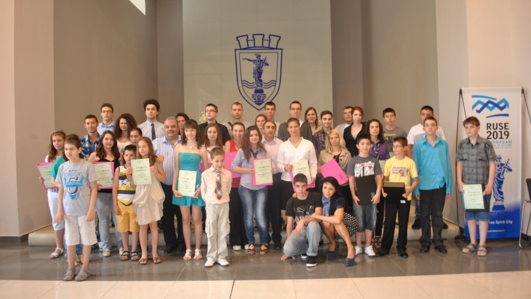 Наградиха 44 русенски отличници