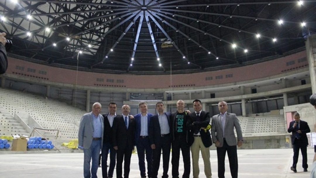 Президентът Росен Плевнелиев даде съвети на строителите за довършителните дейности по спортната зала