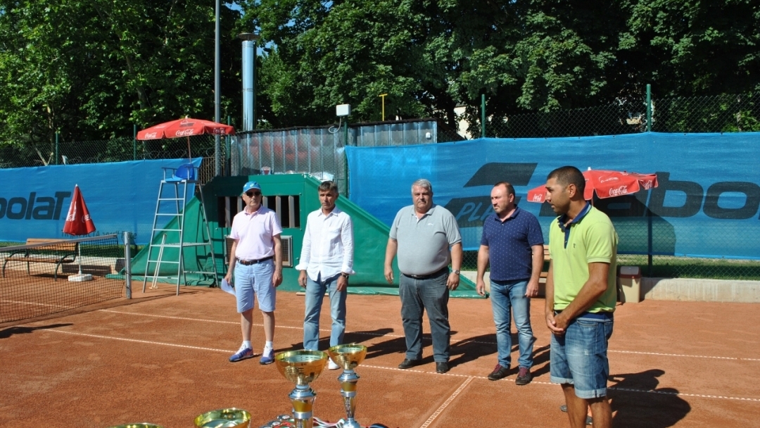 Заместник-кметът Иван Григоров награди победителите в Републиканското отборно първенство по тенис на корт до 12 години в Русе
