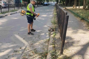 Продължава косенето на тревни площи в Русе