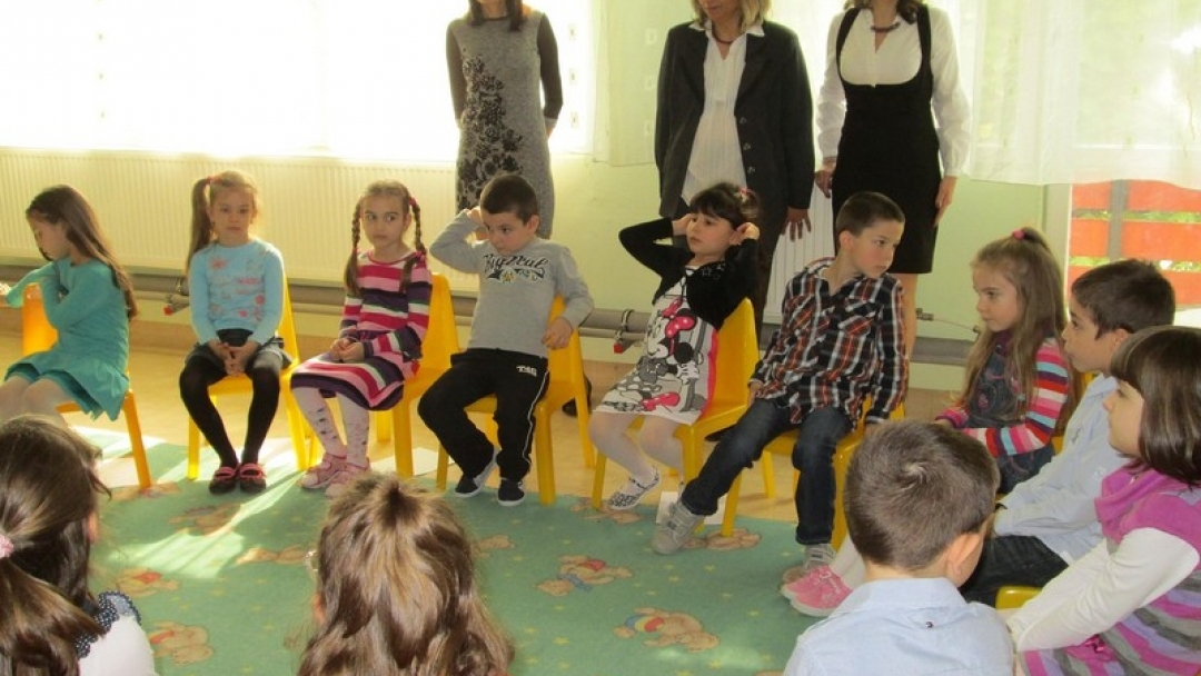 Деца от ЦДГ „Червената шапчица“ с урок „Подари усмивка“