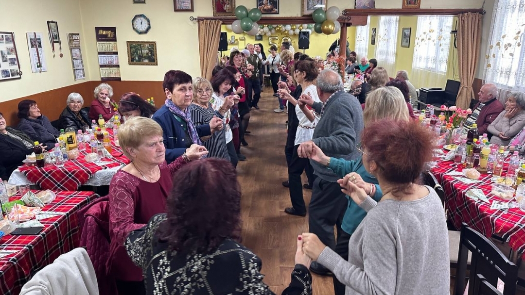 Пенчо Милков поздрави Пенсионерски клуб "Надежда" в Николово за юбилея му