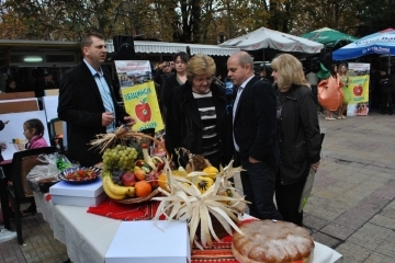 Празник на плодородието събра русенци на централния пазар