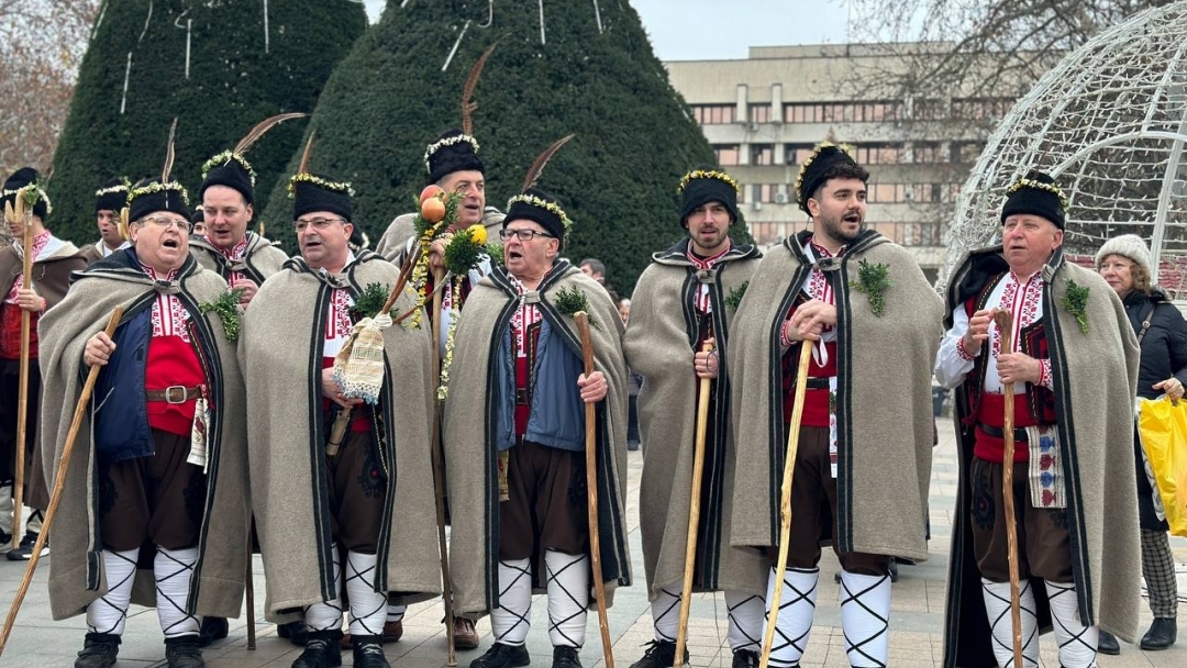  Кметът Пенчо Милков и коледарите благословиха Русе за здрава и успешна година