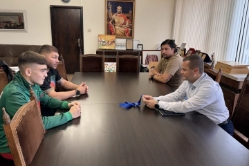 Pencho Milkov awarded the Ruse boxer Nicholas Nikolov for the bronze medal