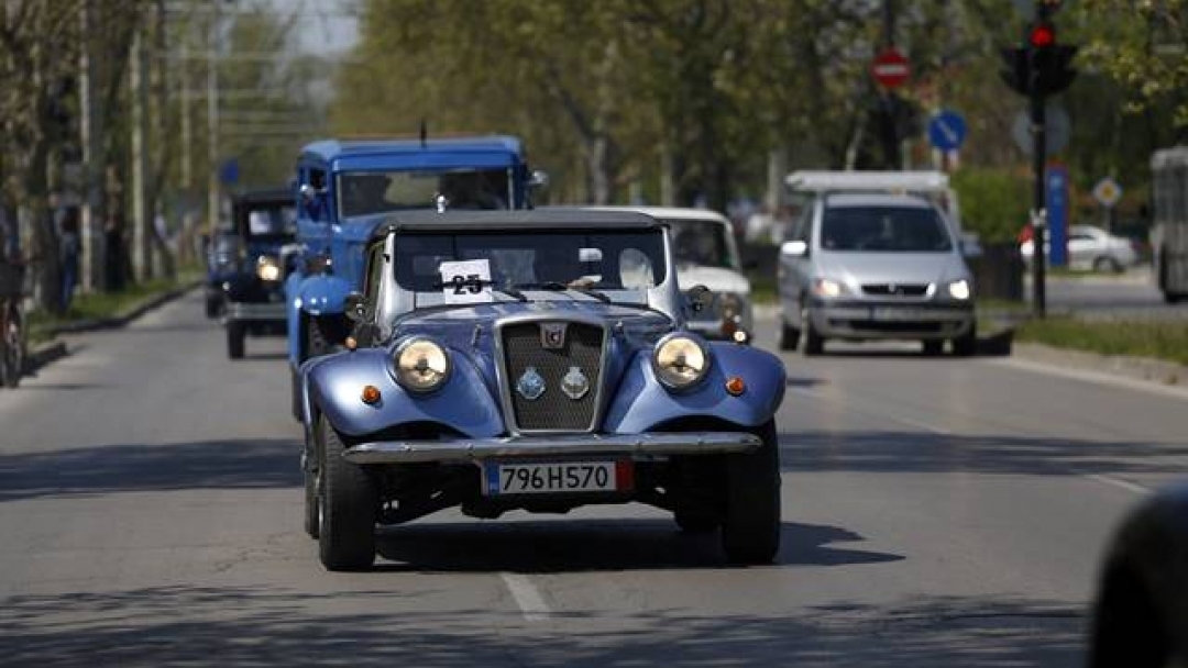 Над 80 автомобила от България и Румъния на Първи ретро парад Русе 2015 г.
