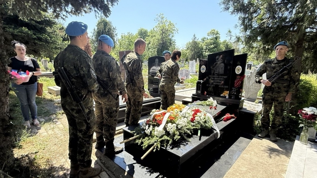 Пет военни залпа отбелязаха 20-годишнината от гибелта на офицерски кандидат Валентин Донев в Ирак