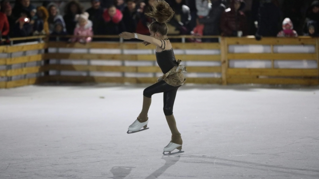 Светлинно шоу на лед откри ледената пързалка в Русе