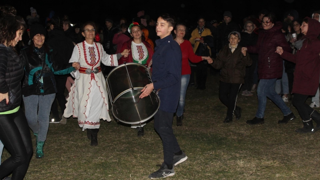 С богата фолклорна програма и нестинарски ритуал отбелязаха Сирни Заговезни в Сандрово
