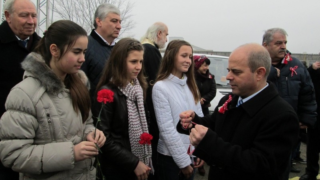 В Русе представиха официално опита за световен рекорд на „Гинес” за най-дълга мартеница