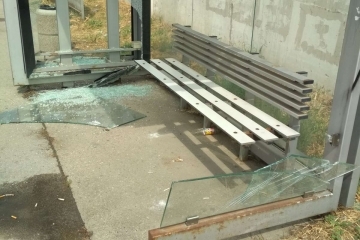 Видеокамери на Община Русе заснеха вандалски акт на автобусна спирка