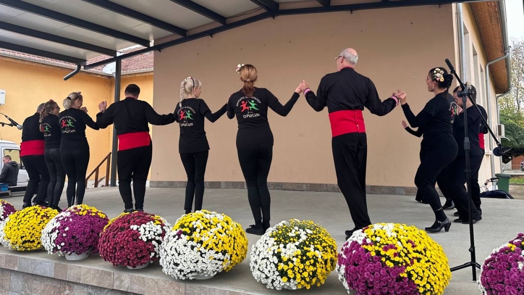 Сандрово отбеляза своя празник с много музика и народни танци