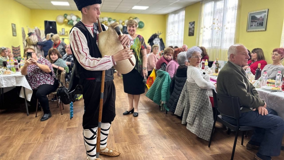 Пенчо Милков поздрави Пенсионерски клуб "Надежда" в Николово за юбилея му