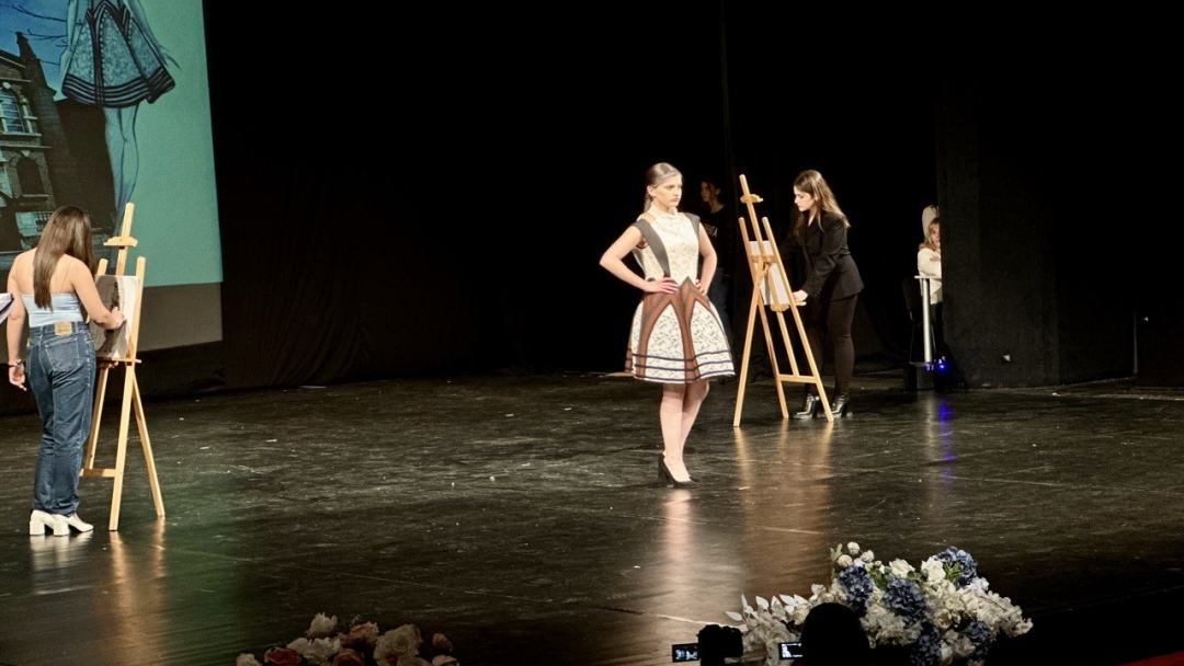 Спектакълът „Асамблея на красотата и модата“ превърна сцената на Доходното здание в пространство на естетика и съпричастност