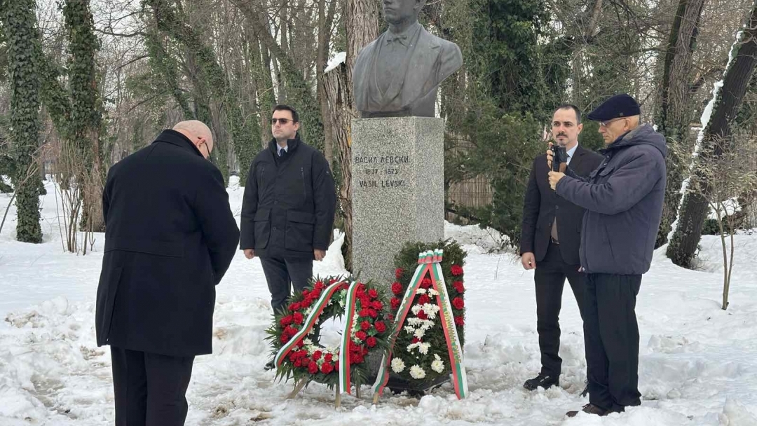 Заместник-кметът Енчо Енчев и българската общност в Букурещ почетоха паметта на Васил Левски
