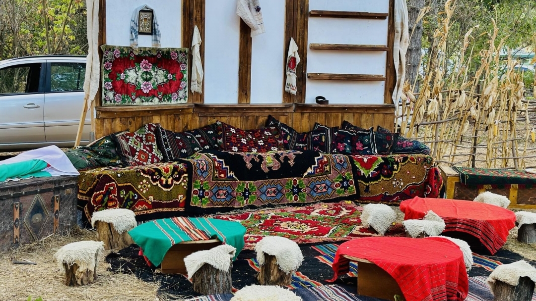 Деветият Комитски събор събра стотици родолюбци в село Червена вода