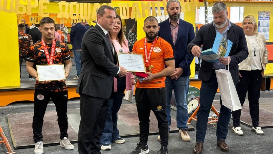Ангел Русев и Дениз Данев с парични премии и грамоти от кмета Пенчо Милков 