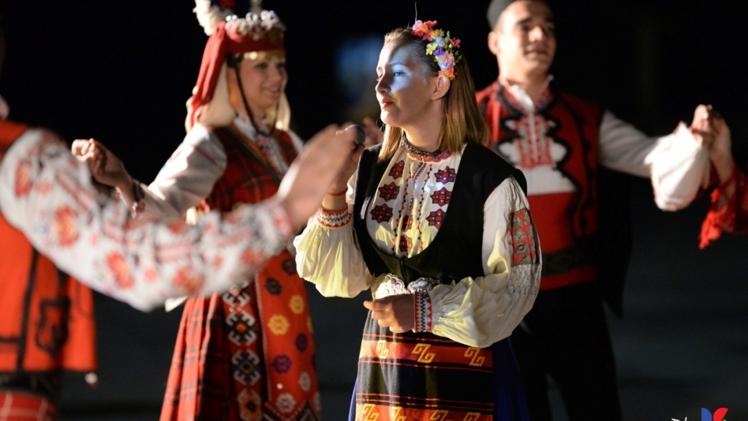 Млади артисти от Русе пресъздадоха красотата на българския фолклор с музикалния спектакъл „Седемте чудеса на България“
