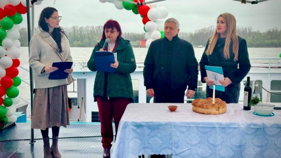 Нов екологичен катамаран „Иноватор“ бе официално осветен и кръстен в Русе