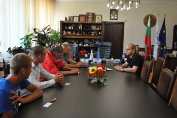 Състезателят по кану-каяк Камен Чимидялков получи знамето на Община Русе