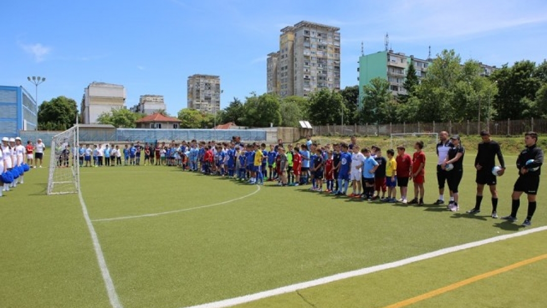 Над 150 малки футболисти се включиха в турнира за купата на ДФК "Драконче"