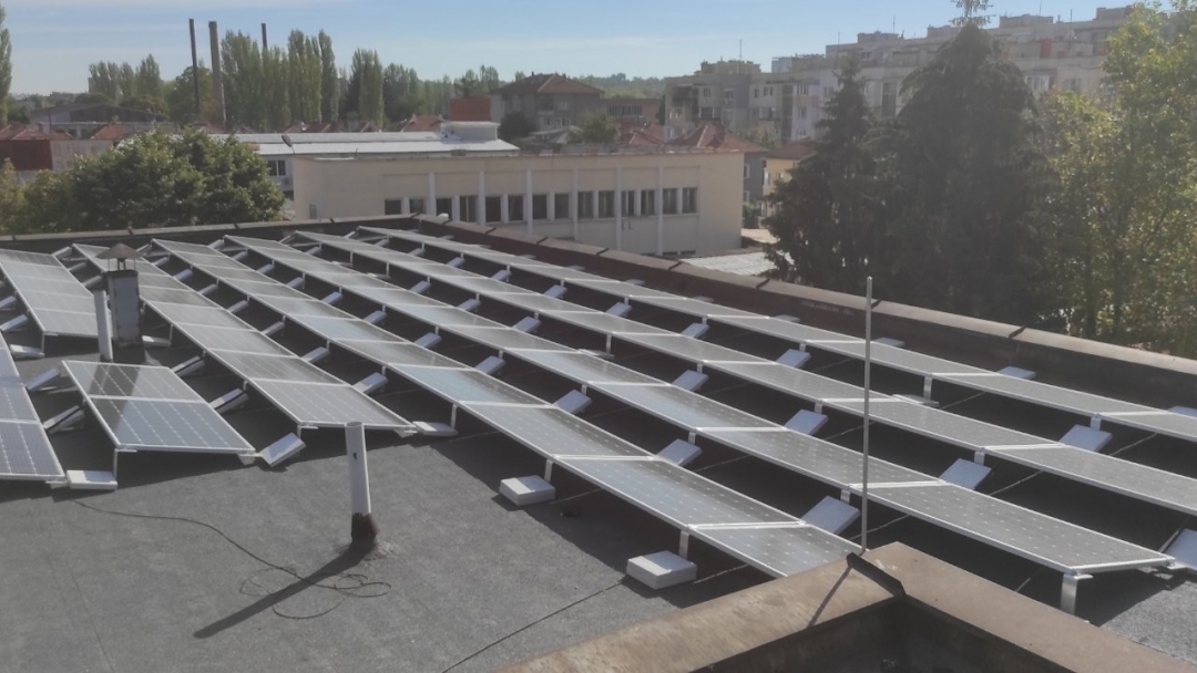 Две обществени сгради ще захранват улично осветление чрез фотоволтаични централи 