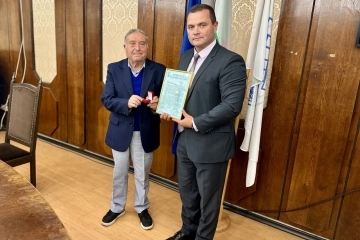 Кметът Пенчо Милков отличи Хачик Лебикян със златна значка за приноса му към културния и обществен живот на Русе