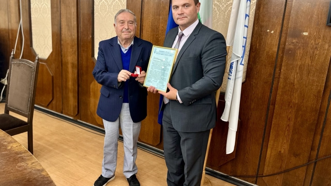 Кметът Пенчо Милков отличи Хачик Лебикян със златна значка за приноса му към културния и обществен живот на Русе