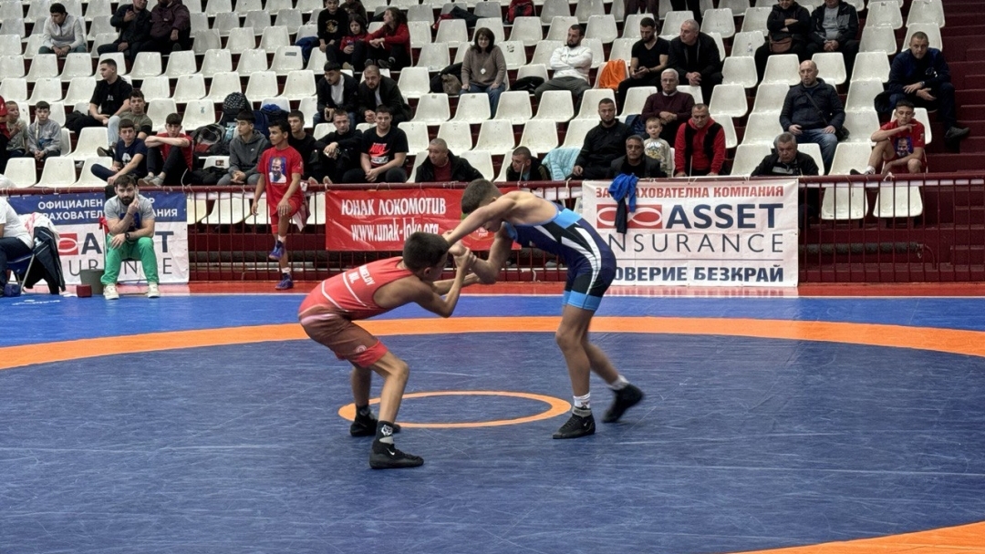 Международният турнир по свободна борба за кадети „Русенски легенди“ събра отбори от три държави в зала „Дунав“ 