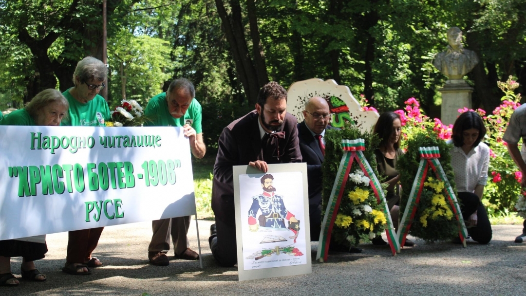 Зам.-кметът Енчо Енчев и родолюбиви русенци почетоха паметта на Христо Ботев в Букурещ