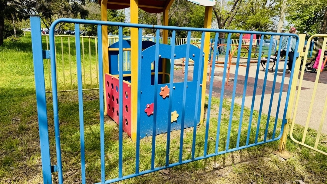 Кметът Пенчо Милков спря процедурата по преместване на детската площадка в кв. „Здравец-Изток“