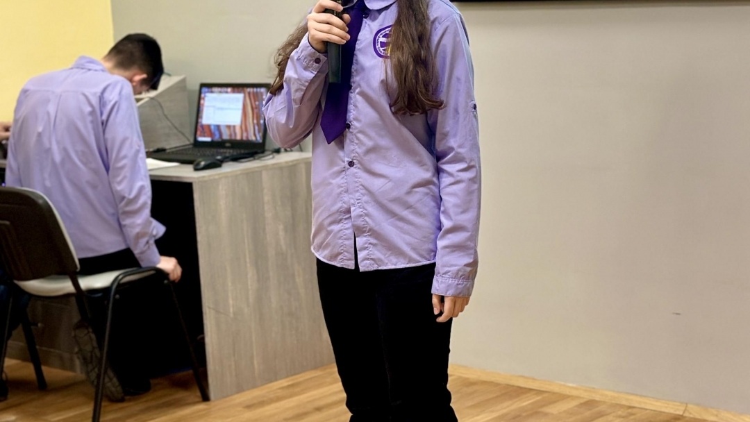 Учителката Галина Панова превърна коридор в Дойче шуле в художествен разказ за българския дух