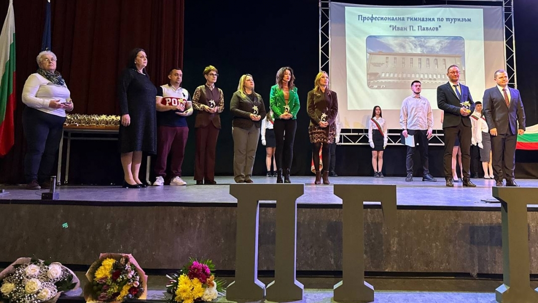 Пенчо Милков отличи Гимназията по туризъм за 75 г. от нейното основаване
