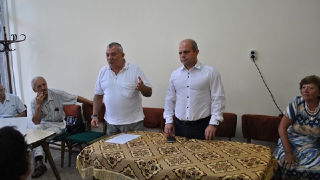 Кметът на Община Русе направи дарение на  пенсионерски клубове