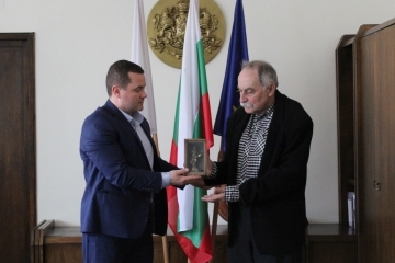 Живодар Душков с отличие за приноса си в развитието на историята, културата и просветата в Русе