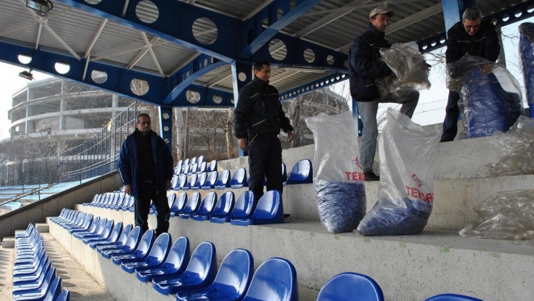 Монтират нови седалки на ВИП сектора на Градския стадион в Русе