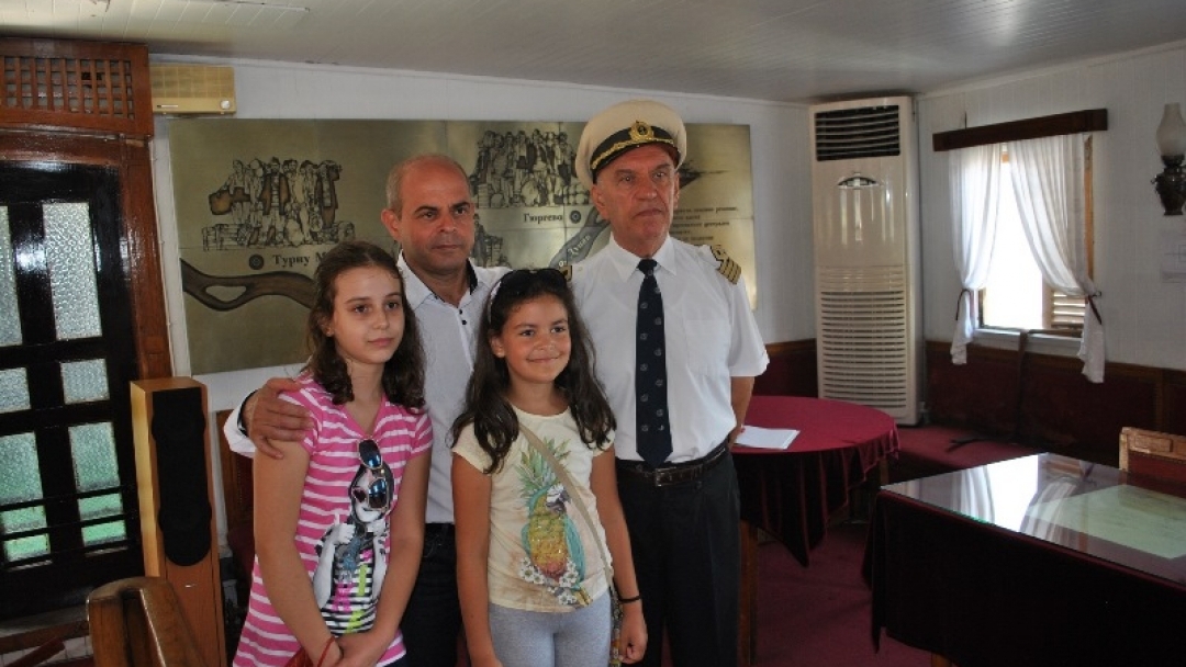 Кметът Пламен Стоилов и зам.-кметът Страхил Карапчански се качиха на кораба „Радецки“