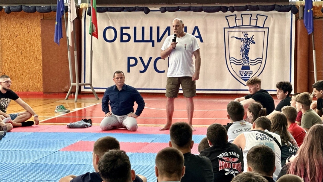 Открит разговор срещу агресията: Кметът Пенчо Милков се срещна с над 150 деца от бойните спортове в Русе