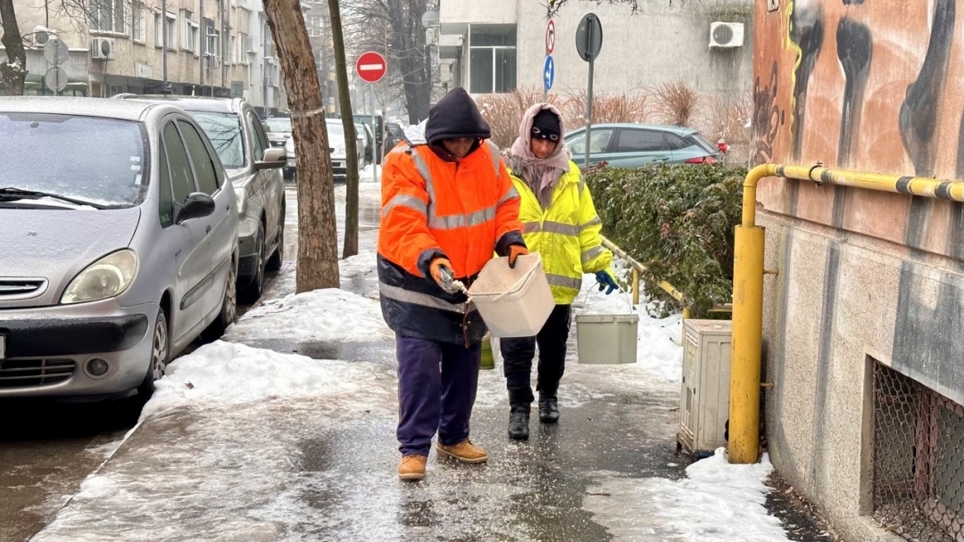 Над 150 служители са мобилизирани за обработка на тротоарите срещу заледяване