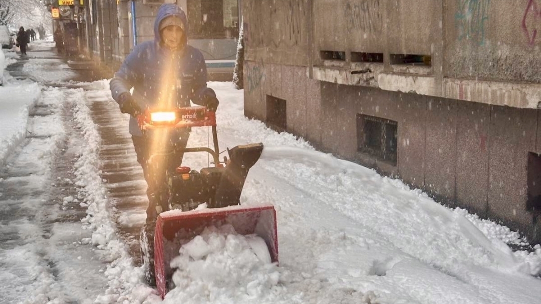 Фирмите по снегопочистване работят активно по пътната мрежа в Русе