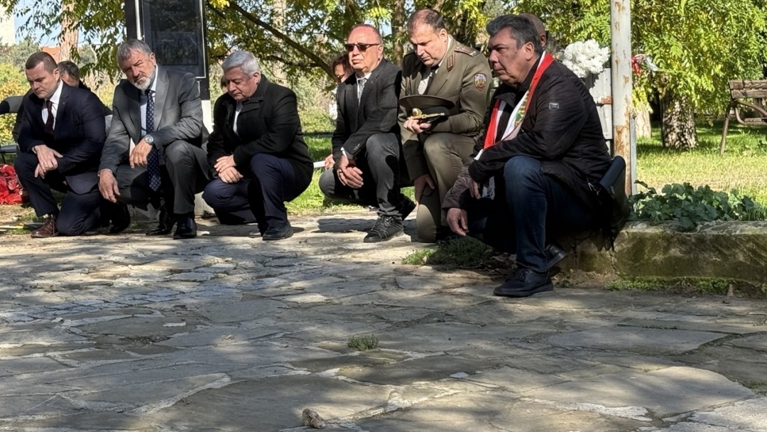 Русе почете паметта на героите с военен ритуал и панихида за Архангелова задушница