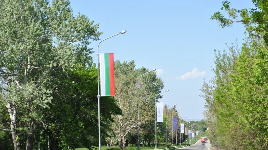 Русе посреща празника си с нови знамена 