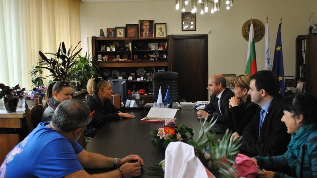 Почетна значка на Русе връчи на Хилда Казасян кметът Пламен Стоилов