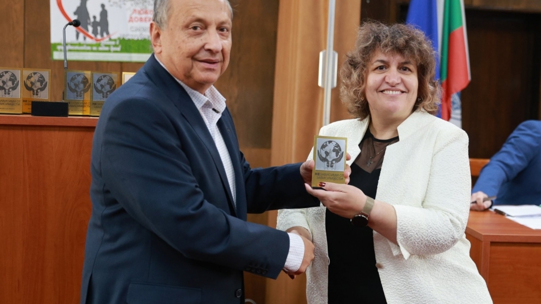 Кметът Пенчо Милков бе отличен за подкрепата си към инициативата „НЕзависими от зависимости“