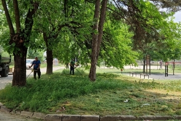 Косенето на тревните площи продължава и през тази седмица