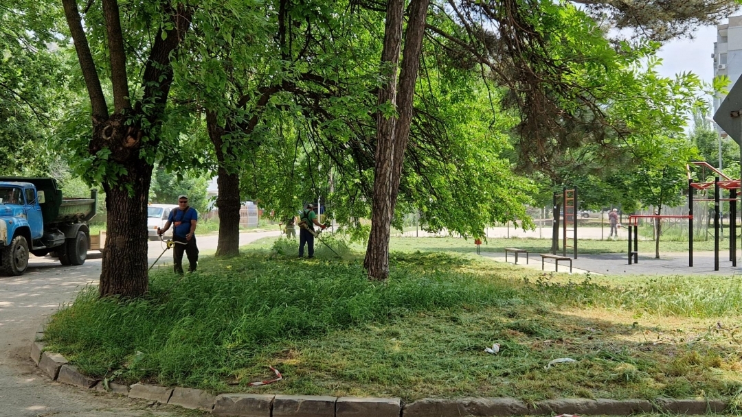 Косенето на тревните площи продължава и през тази седмица