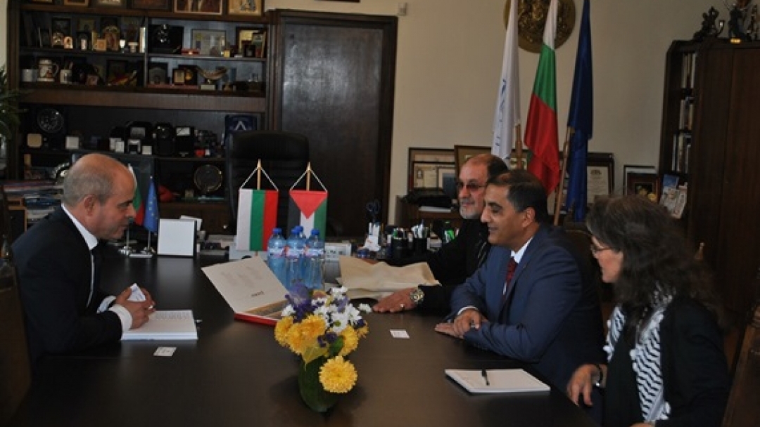 Кметът на Община Русе и палестинският посланик обсъдиха възможности за побратимяване